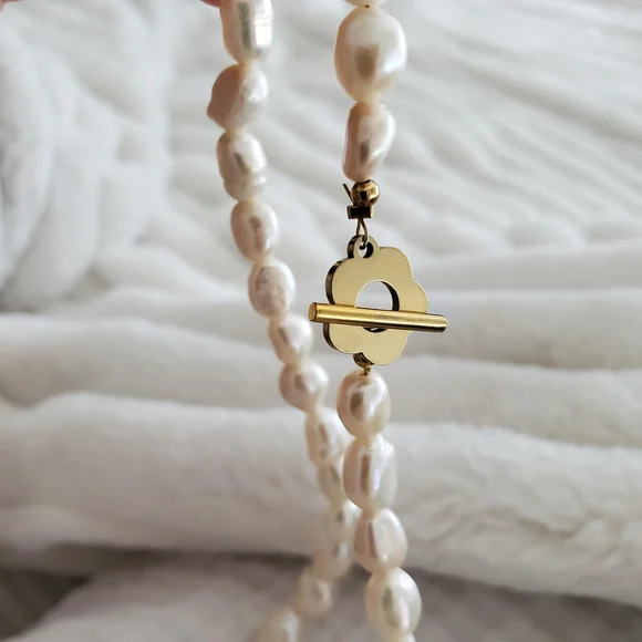 Elegant Cream Pearl Necklace 16 Inches Length - Picture 2 of 6